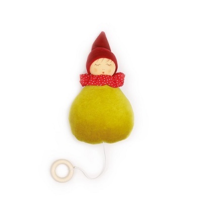 Brinquedo de tecido com boneco verde, chapéu vermelho e cordão com argola de madeira