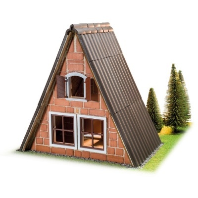 Modelo de casa A-frame em tijolos com janelas e persianas, telhado cinza e árvores coníferas.