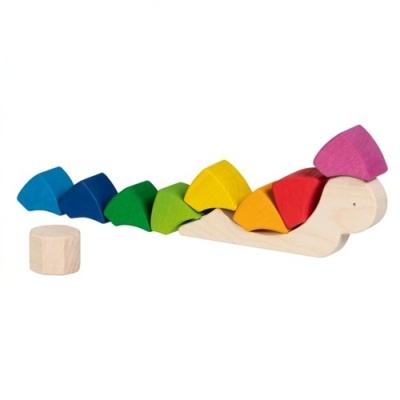 Brinquedo de madeira colorido em forma de caracol com peças empilhadas