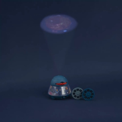 Projetor azul escuro com base transparente e duas rodas destacadas em fundo escuro