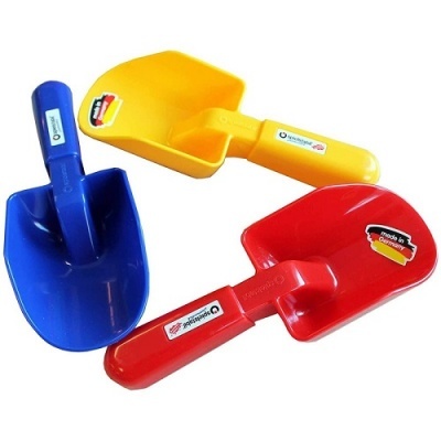 Três pás de praia em plástico azul, amarelo e vermelho com etiquetas e fundo branco