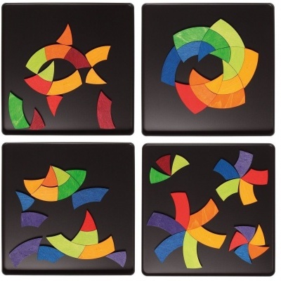 Quatro tabuleiros pretos com peças coloridas em madeira organizadas em padrões geométricos