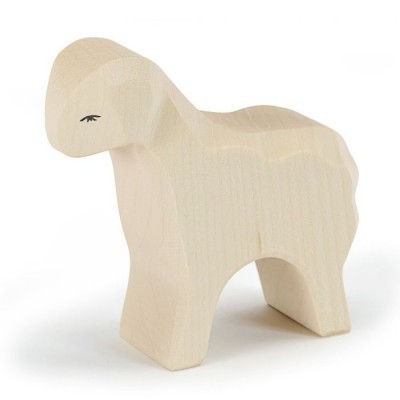 Escultura de madeira clara em forma de ovelha com olho pintado a preto