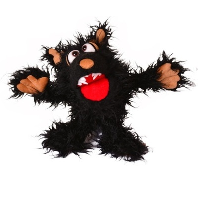 Pelúcia felpuda preta com olhos grandes, focinho laranja e língua vermelha