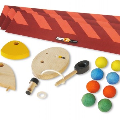 Conjunto de brinquedo de madeira com bolas coloridas e base vermelha