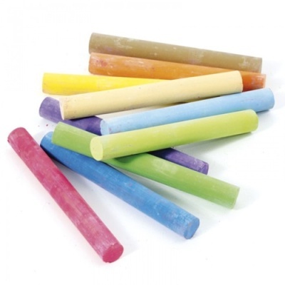 Giz colorido em várias cores sobre fundo branco