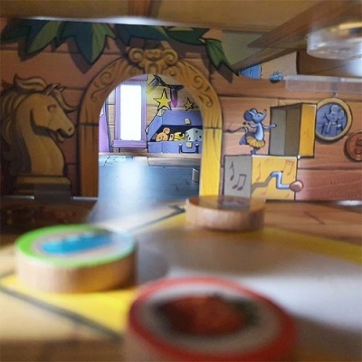 Peças de jogo de tabuleiro em madeira com fundo ilustrado de castelo ou navio pirata.