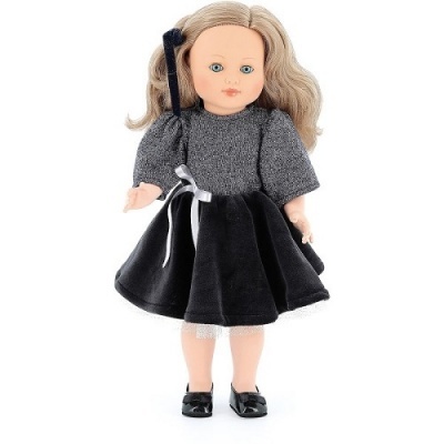 Boneca com roupa cinzenta e preta em fundo branco