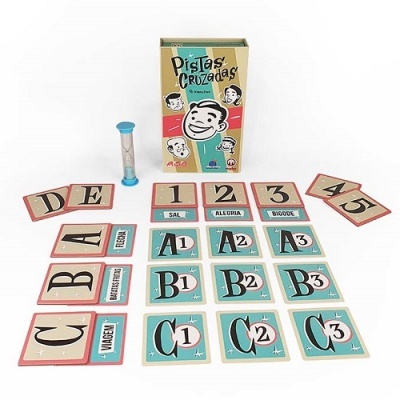 Jogo de cartas Pistás Cruzadas com cartas coloridas, ampulheta azul e caixa do jogo com rosto sorridente