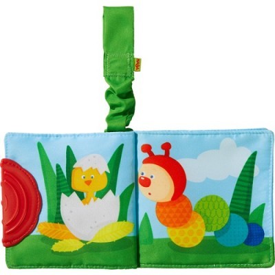 Livro de tecido infantil com pintainho e lagarta em fundo azul e verde