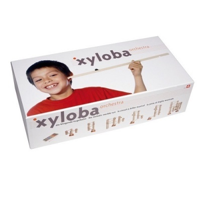 Caixa de brinquedo xyloba orchestra com imagem de criança e peças de madeira