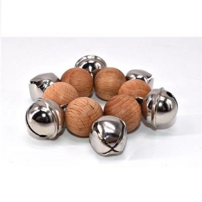 Pulseira com contas de madeira e guizos prateados