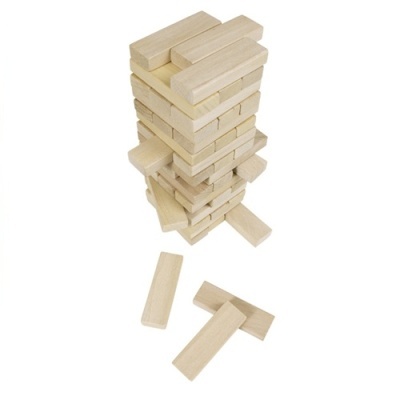 Blocos retangulares de madeira empilhados em torre com alguns blocos caídos