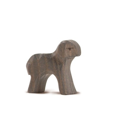 Figura de animal em madeira escura com textura natural