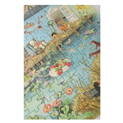 Puzzle ilustrado com rãs, flores, cais e casa num lago