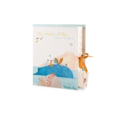 Livro ou agenda com capa ilustrada e texto em francês, laço amarelo