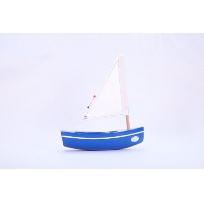 Barco de vela azul com vela branca e mastro de madeira em fundo branco