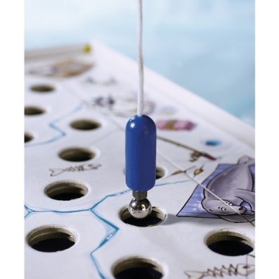 Tabuleiro branco com buracos e íman azul a levantar bola metálica