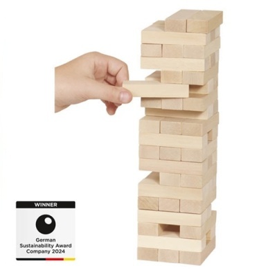 Torre de blocos de madeira com mão a retirar peça e selo de prémio