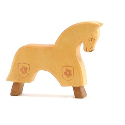 Cavalo de madeira amarelo com detalhes florais castanhos