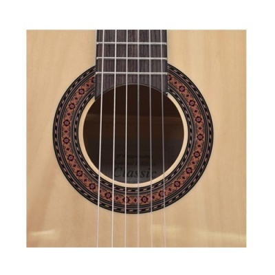 Guitarra clássica com corpo em madeira clara e roseta decorativa circular