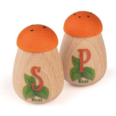 Saleiro e pimenteiro de madeira com tampas laranja e letras S e P.