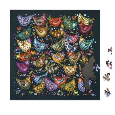 Quebra-cabeças colorido com aves estilizadas e peças soltas