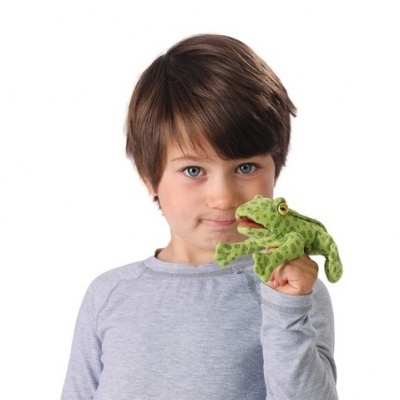 Criança com marioneta de rã verde