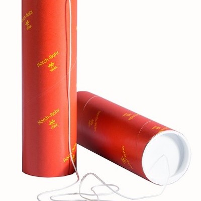 Dois tubos vermelhos com texto amarelo e tampas brancas com cordão branco