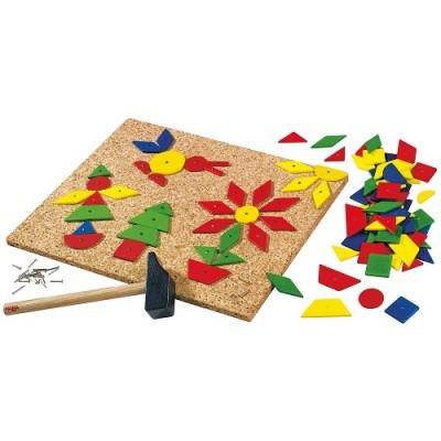 Jogo educativo com placa de cortiça e peças geométricas coloridas