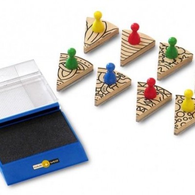 Carimbos de pizza em madeira com peões coloridos e almofada de tinta preta