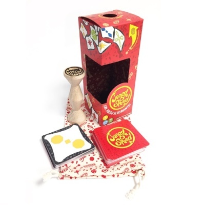 Conjunto do jogo Jungle Speed com cartas vermelhas, totem de madeira e embalagem vermelha