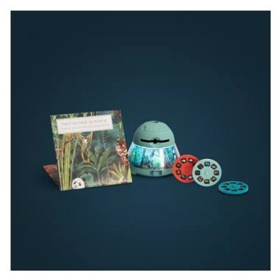 Projetor esférico cinza com discos coloridos e embalagem com texto TOUT AUTOUR DU MONDE e imagem de panda