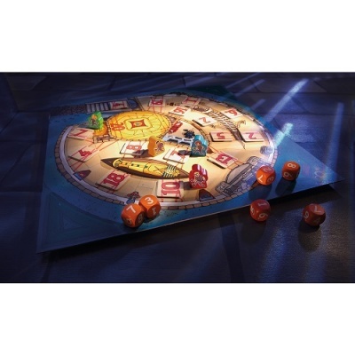 Jogo de tabuleiro circular com peças coloridas e dados laranja numerados