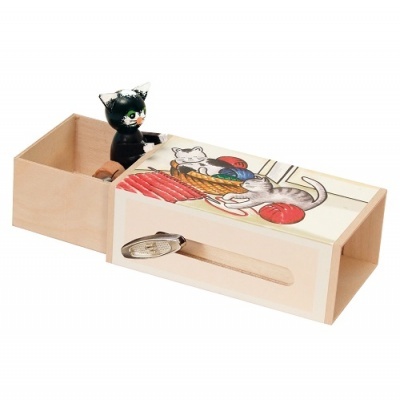 Caixa de madeira clara com ilustração de gatinhos e gaveta aberta com gato preto de madeira