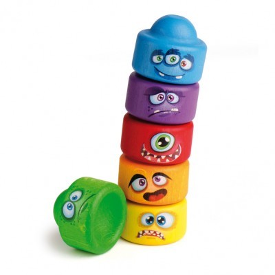 Blocos de plástico coloridos com rostos de monstros expressivos empilhados e um ao lado