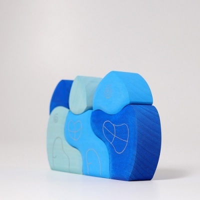 Blocos de construção de madeira azuis com padrões desenhados