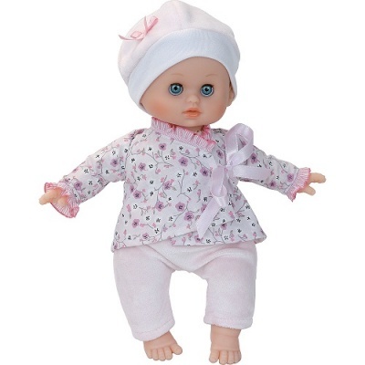 Boneca de bebé vestida com roupa floral e chapéu branco com laço rosa