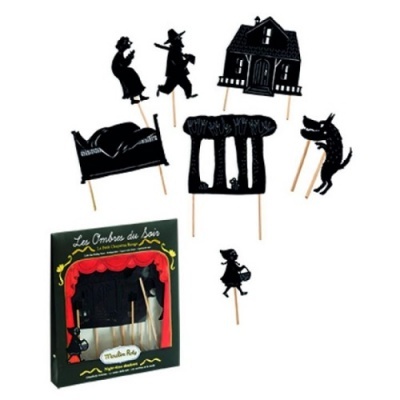 Fantoches de sombras pretos com hastes de madeira e caixa verde com moldura vermelha