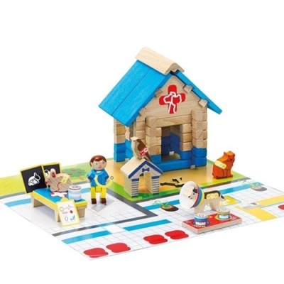 Conjunto de brinquedos de madeira com casa azul e figuras em tabuleiro colorido.