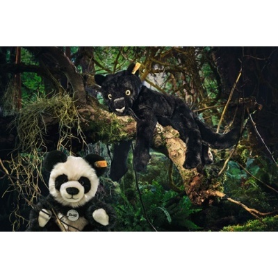 Peluches de panda e pantera em floresta