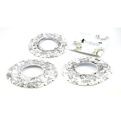 Conjunto de peças circulares brancas com desenhos a preto e embalagem 'MyRoad' em fundo branco