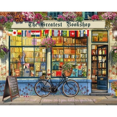 Fachada colorida de livraria com flores, bicicleta e bandeiras internacionais