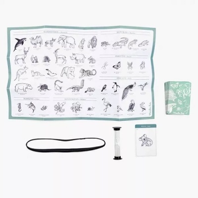 Jogo educativo com tapete ilustrado de animais, cartas, temporizador de areia e fita preta sobre fundo branco.
