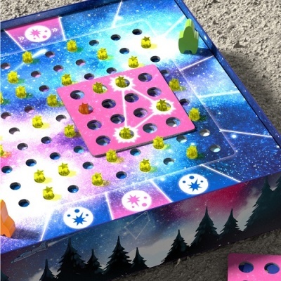 Jogo de tabuleiro espacial com peças amarelas e painéis cor-de-rosa e verde