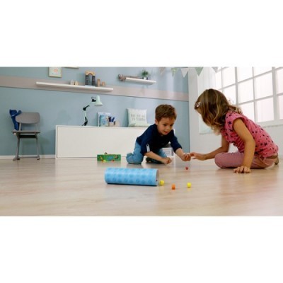 Crianças a brincar no chão de quarto com paredes azuis e mobiliário branco