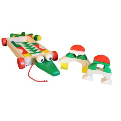 Jogo infantil de madeira com carrinho e peças coloridas