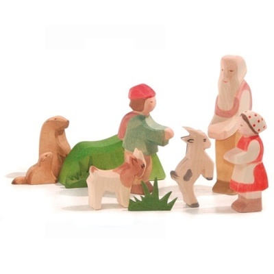 Figuras de madeira pintadas à mão de pessoas e animais sobre fundo branco