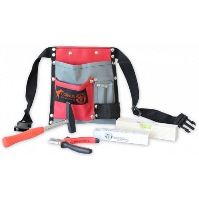 Conjunto de ferramentas com bolsa cinzenta e vermelha e cinto preto ajustável