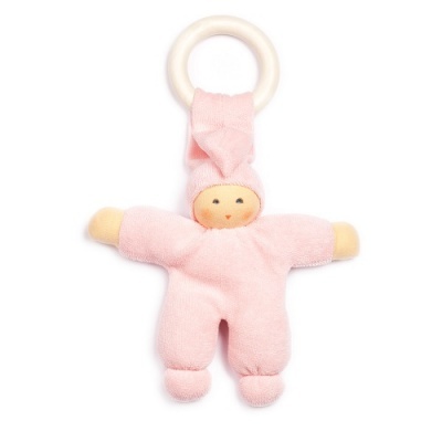 Boneco de tecido cor-de-rosa com anel branco